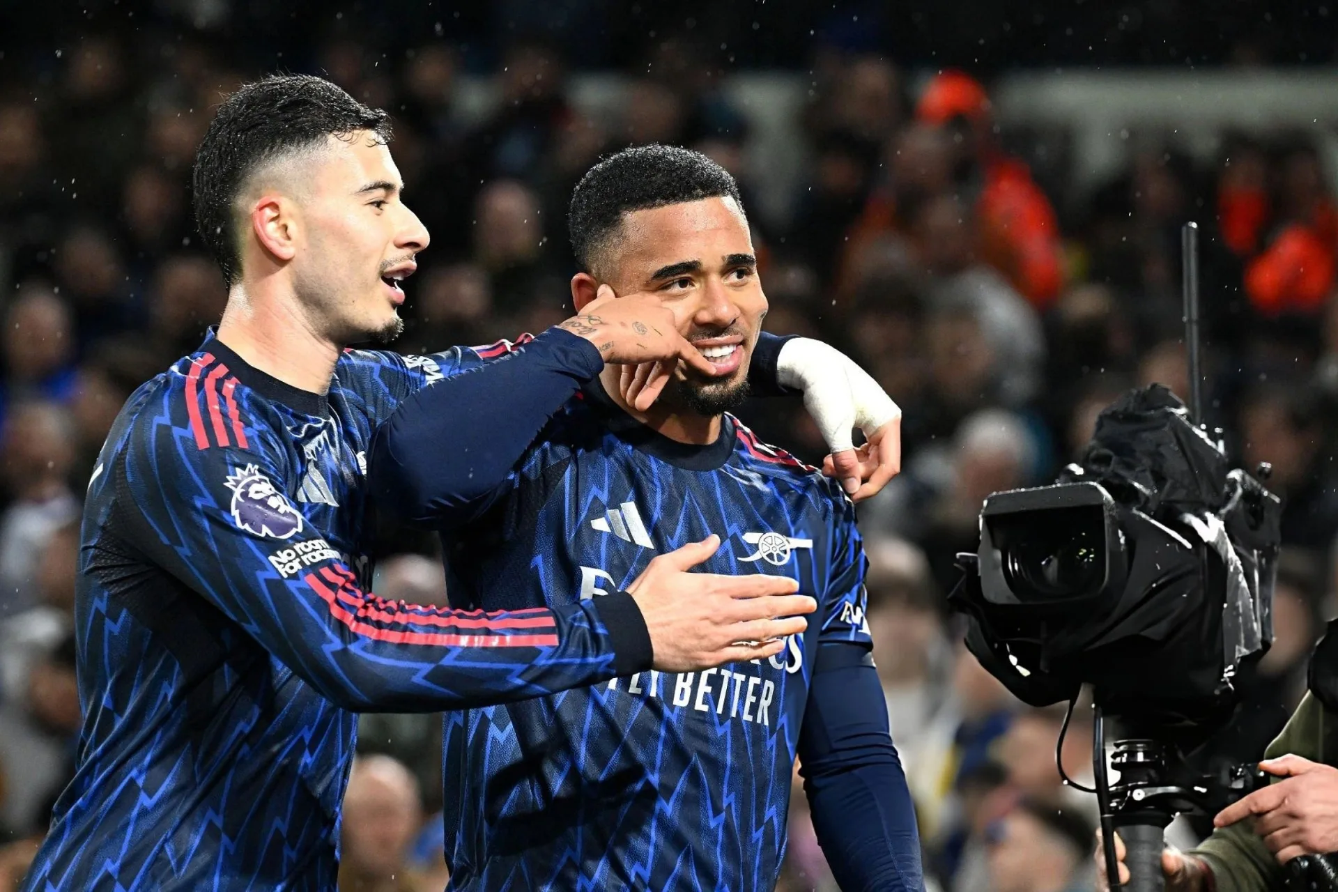 Arsenal đại thắng Leeds, củng cố ngôi đầu Ngoại hạng Anh